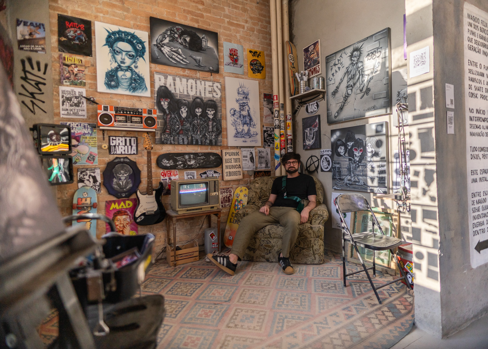 Espaço criativo com pôsteres, instrumentos e arte de rua — representando a cultura dos fãs verdadeiros